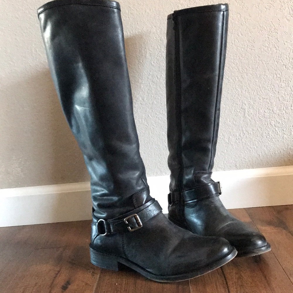 Hinge Dakota distressed riding boot.